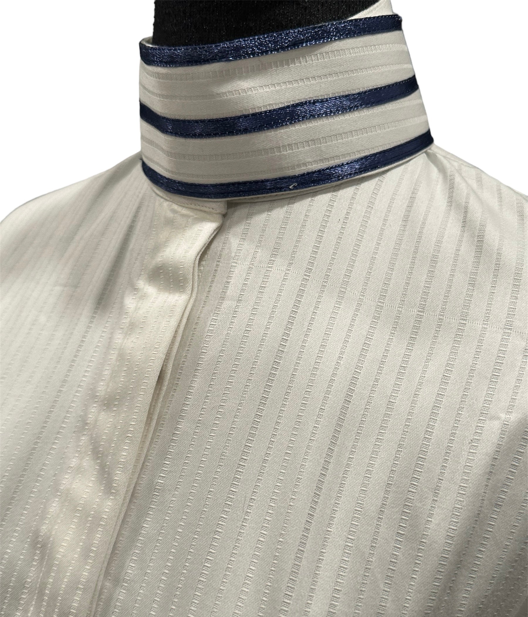 English Show Shirt white with navy ribbon