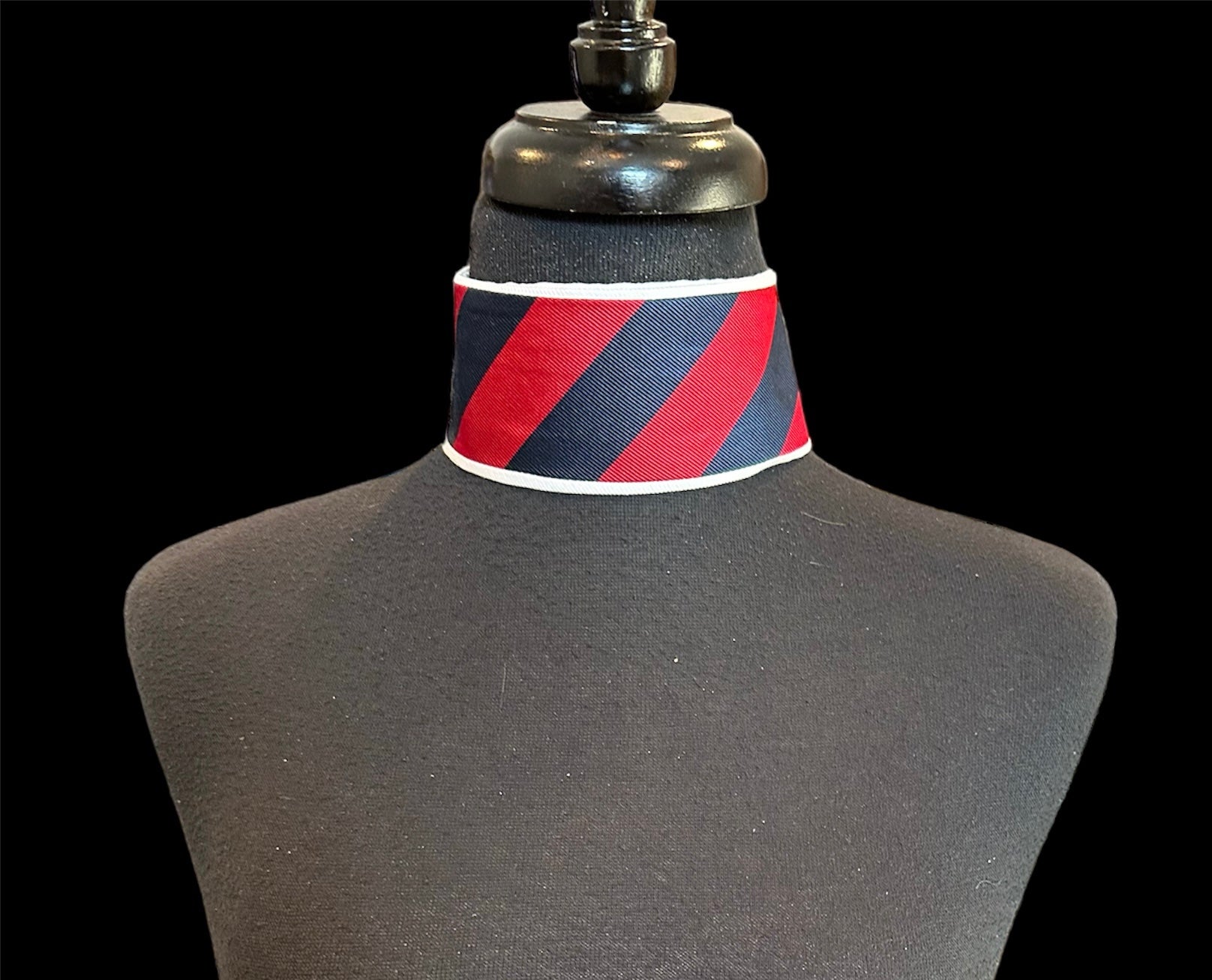 Single collar stripes red and navy